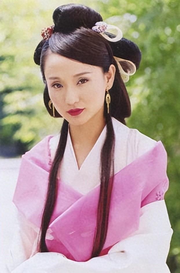 kaiyun-初恋败给蒋雯丽，与耿乐7年恋情也无果，如今孔琳57岁男友是铁佛