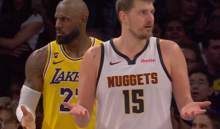 kaiyun-一时瑜亮！约基奇与詹姆斯两人同时摊手 表达对判罚的不满！