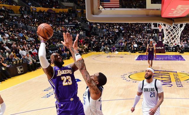 开云体育官网-最年老三双先生！41岁45天詹姆斯轰28+10+12创纪录